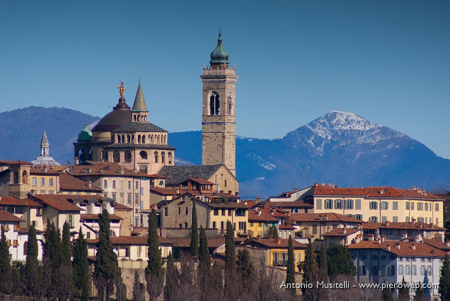 04 Città alta con Monte Bronzone.jpg - 04 Città alta con Monte Bronzone